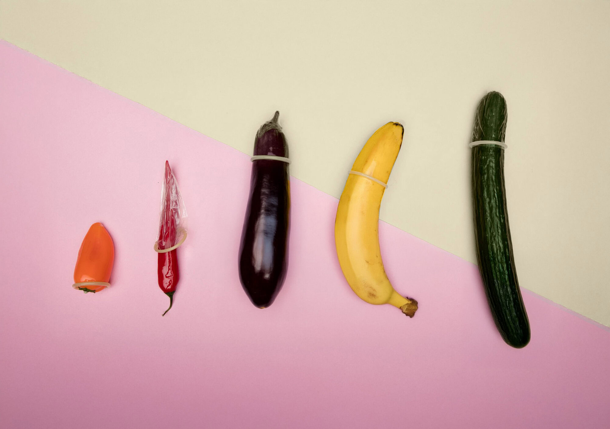Im Durchschnitt misst ein erigierter Penis zwischen 13 und 14 cm, alles darunter fällt unter “kleinerer Penis”. Kleiner Penis Sex Tipps