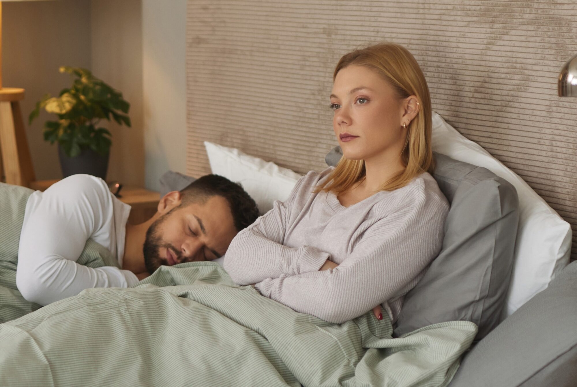 Fehlendes Begehren fühlt sich an wie ein unsichtbarer Riss in der Beziehung. Fehlendes Begehren fühlt sich an wie ein unsichtbarer Riss in der Beziehung.