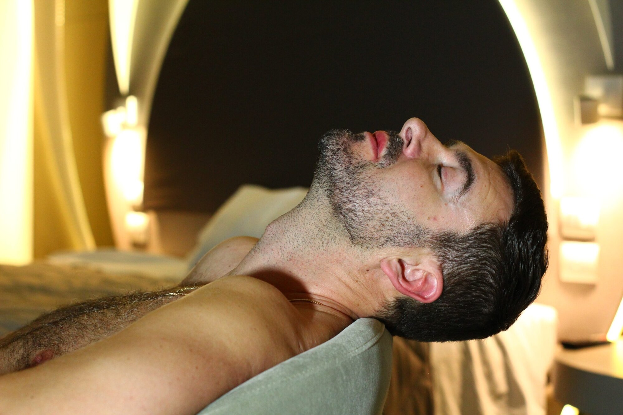 Very,Attractive,Man,Relaxed,At,Home Selbstbefriedigung Testosteron